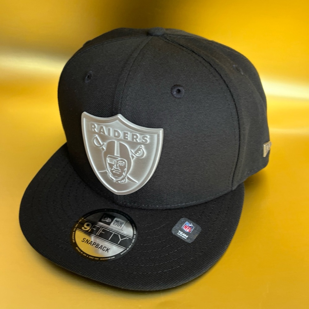 New Era Black 9FIFTY Raiders Pewter Shield OSFM Snapback Cap